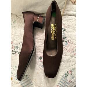 VINTAGE UNWORN FERRAGAMO BROWN SATIN LOW HEEL PUMPS W/ CRYSTALS